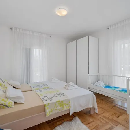 Two Bedroom With Terrace And Sea View Adriatica Apartament *