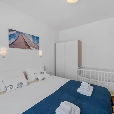 Two Bedroom With Terrace And Sea View Adriatica Grebaštica