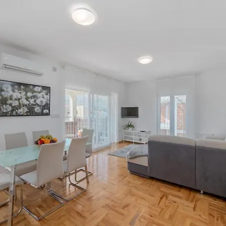 Two Bedroom With Terrace And Sea View Adriatica Appartement *