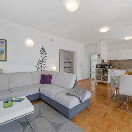 Two Bedroom With Terrace And Sea View Adriatica Apartment