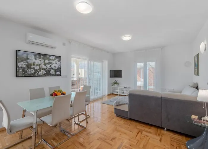 Two Bedroom With Terrace And Sea View Adriatica דירה *